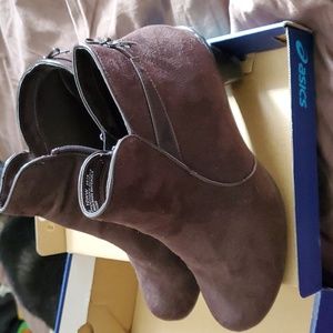 Avenue brown suede boots. 2 inch heel. Gently used